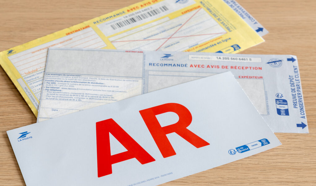Une lettre recommandée non réclamée ne fait pas courir le délai de préavis d’un congé de bail. Explications et conseils pratiques pour propriétaires et locataires.