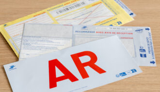 Une lettre recommandée non réclamée ne fait pas courir le délai de préavis d’un congé de bail. Explications et conseils pratiques pour propriétaires et locataires.