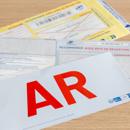 Une lettre recommandée non réclamée ne fait pas courir le délai de préavis d’un congé de bail. Explications et conseils pratiques pour propriétaires et locataires.