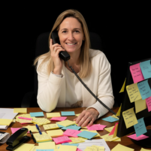 Isabelle est le point d’appui indispensable au bon fonctionnement du service. Secrétaire et assistante de gestion, elle assure le suivi administratif des dossiers avec méthode et précision. Relation propriétaires, traitement des documents, coordination interne : elle veille à ce que chaque étape soit claire, structurée et parfaitement maîtrisée. Un sens du détail qui fait toute la différence.